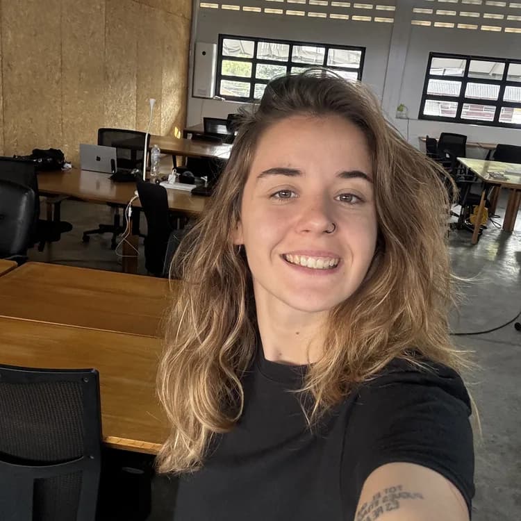 Lorena trabajando
