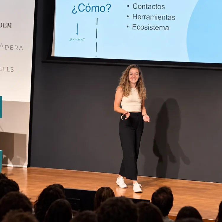 Lorena dando una charla en el auditorio de EDEM